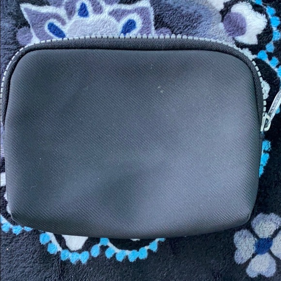 Black Kenneth Cole Reaction zip bag (small) - Picture 3 of 4
